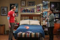 The Big Bang Theory – Eigentlich sollten sowohl Sheldon (Jim Parsons, l.) als auch Leonard (Johnny Galecki, r.) eine Ehrung erhalten, doch einer von beiden erhält sämtliche Aufmerksamkeit ...