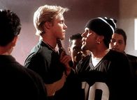 Diagnose: Mord – Shane (Shane Van Dyke, M.) wird von Pedro (Jullian Dulce Vida, r.) und anderen Mitgliedern der "Black and Whites" bedroht, da diese ihn für den Mörder ihres Anführers halten.