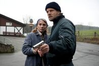 Der letzte Bulle – Während Andreas fest davon überzeugt ist, dass Silke Reiss (Nadeshda Brennicke, l.) etwas mit dem Mord an dem Biobauern zu tun hat, glaubt Mick (Henning Baum, r.) an ihre Amnesie und Unschuld. Ein Fehler?; Während Andreas fest davon überzeugt ist, dass Silke Reiss (Nadeshda Brennicke, l.) etwas mit dem Mord an dem Biobauern zu tun hat, glaubt Mick (Henning Baum, r.) an ihre Amnesie und Unschuld. Ein Fehler?