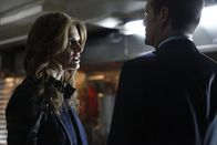 Castle – Beckett (Stana Katic, l.) ist von Anfang an klar, dass US-Senator Bracken (Jack Coleman, r.) Dreck am Stecken hat ...