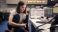 Bad Banks – Jana (Paula Beer) steht unter großem Druck, sie hat Angst zu versagen.