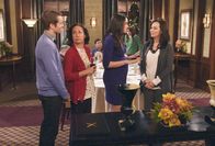 The McCarthys – (v.l.n.r.) Ronny McCarthy (Tyler Ritter); Marjorie McCarthy (Laurie Metcalf); Jackie McCarthy (Kelen Coleman); Eilleen (Jane Kaczmarek)