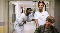 neoriginal: I don't work here – Dawit (Akeem van Flodrop, l.) ist im Stress und da kommt es ihm ganz gelegen, dass er aus Versehen Kalkentferner getrunken hat und im Krankenhaus eine Pause einlegen kann. Alle sind besorgt und denken, er wollte sich umbringen. Doch seine Mutter Lemlem (Dennenesch Zoudé, M.) kennt sein schauspielerisches Talent.