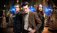 Doctor Who – Le Docteur, Amy et Rory sont kidnappés par les Daleks sur la planète Skaro. Là, en plein milieu du Parlement des pires ennemis du Seigneur du Temps, une mission leur est confiée : les aider ! Téléportés dans l'"Asile», où sont emprisonnés les Daleks défectueux ou considérés comme pestiférés, le trio va devoir désactiver le champ de force protégeant le lieu. Ils sont aidés dans leur tâche par Oswin, une jeune femme particulièrement débrouillarde dont le vaisseau Alaska s'est échoué sur la planète.