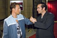 Sechserpack – Wer heutzutage auf dem Arbeitsmarkt erfolgreich sein will, der muss flexibel sein. Das gilt auch in der harten Türsteher-Branche. Aber nicht jede Tür ist wirklich gleich... (v.l.n.r. Hanno Friedrich, Thomas M. Held)
