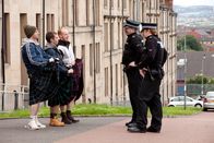 Angels' Share – Robbie (Paul Brannigan, 2. von links) plant, sich einen Teil des teuren Whiskys abzuzweigen, um sich damit eine sorgenfreie Zukunft zu ermöglichen. Er reist mit seinen Freunden daraufhin per Anhalter in den Norden Schottlands zur Destillerie Balblair, auf deren Gelände das Fass gelagert wird und in der auch die Versteigerung stattfinden soll. Dort angekommen stellen sie sich als Verein von Whisky-Freunden aus Robbies Heimat, dem Glasgower Stadtteil Carntyre, vor, und dürfen daher auch an der zweitägigen Veranstaltung teilnehmen.
