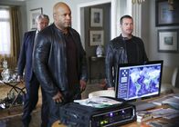 Navy CIS: L.A. – Da Anna, Arkady Kolchecks (Vyto Ruginis, l.) Tochter, von Karposev entführt wurde, machen sich Callen (Chris O'Donnell, r.) und Sam (LL Cool J, M.) gemeinsam mit ihren Kollegen auf nach Russland, um nach ihr zu suchen ...