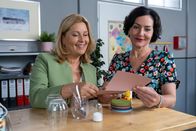 Die Rosenheim-Cops – Miriam Stockl (Marisa Burger, r.) möchte Marie Hofers (Karin Thaler, l.) Meinung zu einem mysteriösen Liebesbrief hören.