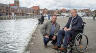 SOKO Wismar – Am Alten Wismarer Hafen trifft sich Kommissar Lars Pöhlmann (Dominic Boeer, l.) mit Frank Kaiser (Michael Lott, r.), der aufgrund einer Multiplen Sklerose-Erkrankung seit Jahren im Rollstuhl sitzt. Dieser war in einen langwierigen Kleinkrieg um seine medizinische Versorgung mit dem toten Dennis Ritter verwickelt, der bei seiner Krankenversicherung arbeitete. Hat er tatsächlich in seiner Verzweiflung gemordet?
