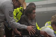Stronger – Schwerverletzt: Jake Gyllenhaal als Jeff Bauman (m.)