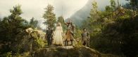Der Herr der Ringe: Die Ringe der Macht – Nachdem Galadriel (Morfydd Clark, 2.v.l.) vor Sauron geflüchtet ist, wird sie von Arondir (Ismael Cruz Córdova, l.), Gil-galad (Benjamin Walker, 2.v.r.) und Elrond (Robert Aramayo, r.) gerettet.