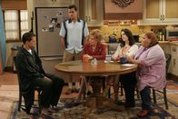 Two and a Half Men – Wollen von Alan (Jon Cryer, l.) wissen, was zwischen ihm und Judith ist: Charlie (Charlie Sheen, 2.v.l.), Evelyn (Holland Taylor, M.), Rose (Melanie Lynskey, 2.v.r.) und Berta (Conchata Ferrell, r.) ...