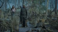 Der Herr der Ringe: Die Ringe der Macht – Als Isildur (Maxim Baldry, r.) und Arondir (Ismael Cruz Córdova, M.) in einem Moor in Lebensgefahr geraten, werden sie von Estrid (Nia Towle, l.) gerettet.