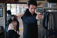 Blind ermittelt – WDR Fernsehen BLIND ERMITTELT - DIE VERLORENEN SEELEN VON WIEN Uhr. Adrian (Sabin Tambrea) und seine Komplizin Caro (Julia Franz Richter) beenden den Fluchtversuch von Sophie (Patricia Aulitzky).