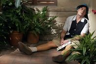 Two and a Half Men – Charlie (Charlie Sheen) versucht, sich mit exzessivem Glücksspiel, Alkohol und vielen Frauen darüber hinwegzuhelfen, dass er die Hochzeit mit Mia abgesagt hat ...