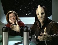 Star Trek - Raumschiff Voyager – Captain Kathryn Janeway (Kate Mulgrew,l.) und Tash (Albie Selznick).