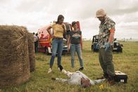 Deadly Tropics – Nach einer durchzechten Nacht werden Mélissa (Sonia Rolland, l.) und Gaëlle (Béatrice de la Boulaye, M.) zu einem Tatort gerufen. Dort treffen sie auf ihren Kollegen Philippe (Valentin Papoudof, r.), der sie über die Identität des Opfers aufklärt.