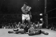 Muhammad Ali - Der Jahrhundertboxer – Muhammad Ali steht über dem zu Boden gegangenen Sonny Liston. 25. Mai 1965