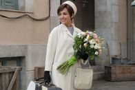 Velvet – Ana (Paula Echevarría) kehrt von einer Reise nach London in die Galerías Velvet zurück.