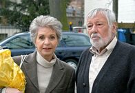 Glück auf halber Treppe – Der pensionierte Archäologe Werner Kleist (Dietmar Schönherr) und die Witwe Thekla Heiser (Karin Eickelbaum) verstehen einander immer besser.