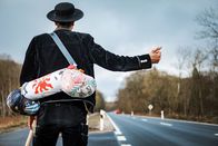 Wir springen ein - Arbeit auf Abruf – An neue Ort und Arbeitsstellen kommt Dominik meist übers Trampen.