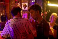 neoriginal: Ready.Daddy.Go! – Michel (Fridolin Sandmeyer, l.) macht auf seinem Flirtkurs die überraschendsten Bekanntschaften. Ob Hugo (Mauricio Hölzemann, r.) der Vater von Michels Kind wird?