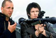 Wilde Engel – Die beiden Ganoven Mike (Christian Beuter, li.) und Elias (Denis Burgazliev) wollen den Gefangenentransport mit einer Panzerfaust in die Luft jagen.