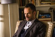 Elementary – Ein Vorstandsvorsitzender einer Beratungsfirma wird vergiftet aufgefunden. Sherlock Holmes (Jonny Lee Miller) beginnt sofort mit den Ermittlungen, um den Täter zu finden ...