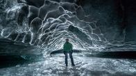 Terra X: Faszination Wasser – Auf Spitzbergen erforschen Wissenschaftler das Innere eines Gletschers. Über ihnen türmen sich Millionen Tonnen Eis.