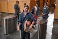 Paranoia - Riskantes Spiel – Was für eine Enttäuschung! Statt endlich mit einer Idee groß rauszukommen, verliert IT-Entwickler Adam Cassidy (Liam Hemsworth) seinen Job ...