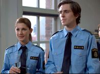 Mankells Wallander – Isabell (Nina Zanjani) und Pontus (Sverrir Gudnason) werden in den Polizeidienst übernommen.