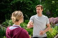 Sturm der Liebe – Paul (Sandro Kirtzel, r.) lässt sich darauf ein, den Schoko-Workshop bei Josie (Lena Conzendorf, l.) einzulösen.