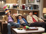 Two and a Half Men – Als Walden (Ashton Kutcher, r.) nicht mehr den Alleinunterhalter für seinen neuen Pflegesohn Louis (Edan Alexander, M.) spielen möchte, schlägt Alan (Jon Cryer, l.) vor, Spielkameraden für ihn zu suchen. Doch ist das wirklich eine gute Idee?