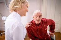 Sturm der Liebe – André (Joachim Lätsch, r.) lässt sich von Helene (Sabine Werner, l.) besänftigen.