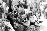 Lohn der Angst – Mario (Yves Montand) kümmert sich um seinen verletzten Kollegen M. Jo (Charles Vanel).Zur ARTE-Sendung Lohn der Angst 2: Mario (Yves Montand) kźmmert sich um seinen verletzten Kollegen M. Jo (Charles Vanel). Foto: ARTE France Honorarfreie Verwendung nur im Zusammenhang mit genannter Sendung und bei folgender Nennung "Bild: Sendeanstalt/Copyright". Andere Verwendungen nur nach vorheriger Absprache: ARTE-Bildredaktion, Silke Wšlk Tel.: +33 3 881 422 25, E-Mail: bildredaktion@arte.tvZur ARTE-Sendung Lohn der Angst 2: Mario (Yves Montand) kĂĽmmert sich um seinen verletzten Kollegen M. Jo (Charles Vanel). Foto: ARTE France Honorarfreie Verwendung nur im Zusammenhang mit genannter Sendung und bei folgender Nennung "Bild: Sendeanstalt/Copyright". Andere Verwendungen nur nach vorheriger Absprache: ARTE-Bildredaktion, Silke WĂ¶lk Tel.: +33 3 881 422 25, E-Mail: bildredaktion@arte.tv
