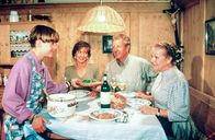 Der Bergdoktor – (v.li.): Manuel Guggenberger (Maxl Burgner), Anita Zagaria (Dr. Sabina Spreti), Gerhart Lippert (Dr. Thomas Burgner), Enzi Fuchs (Franzi Pirchner).