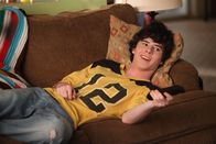 The Middle – Axl (Charlie McDermott) hat eine neue Freundin: Ob Vanessa mit ihren pinken Haaren und Tattoos auch bei seinen Eltern gut ankommen wird?