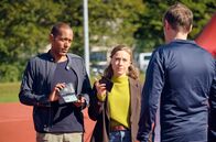 Watzmann ermittelt – Die Kommissare Jerry Paulsen (Peter Marton, l.) und Sophia Strasser (Katharina Goebel, M.) stellen sich dem Trainer Christoph Schaub (Guido Broscheit, r.) vor.