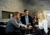 Rote Rosen – ARD ROTE ROSEN FOLGE 1414 Uhr im ERSTEN. Jule (Kim-Sarah Brandts, r.) hat das Gefühl, dass Sönke (Bo Hansen, l.) mehr Verständnis für ihre Situation hat als Lars (Peter Foyse, M., mit Koparsin).