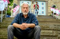 Der Alte und die Nervensäge – Wilhelm Schürmann (Jürgen Prochnow) ist von Felix (Marinus Hohmann, hinten) genervt.