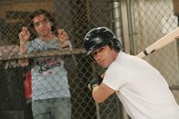 Numb3rs - Die Logik des Verbrechens – Versuchen sich vom Alltag etwas abzulenken: Don (Rob Morrow, r.) und Charlie (David Krumholtz, l.) ...