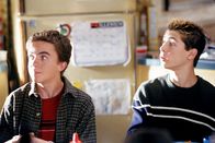 Malcolm mittendrin – L-R: Malcolm (Frankie Muniz), Reese (Justin Berfield).