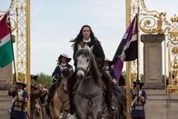 Versailles – Monsieur Philippe d'Orléans (Alexander Vlahos, vorne)