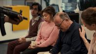 Testo – ARD Degeto TESTO, Folge 3, "Adrenalin" Uhr im ERSTEN, online ab Freitag (02.02.24) in der ARD MEDIATHEK In der Gewalt der Geiselnehmer (v. li. n. re.): die Kunden Tanju (Tanju Bilir), Edith (Kathrin Angerer), Wolfgang (Uwe Preuss) und Filialleiterin Magda (Jeanette Hain)