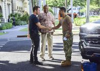 Hawaii Five-0 – Junior Reigns (Beulah Koale, r.) ist bestrebt, in das Team aufgenommen zu werden und zeigt sein Engagement, indem er Steve McGarretts (Alex O'Loughlin, l.) Truck wäscht.