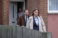 Die Ehre der Familie – Chief Inspector Caroline Goode (Keeley Hawes) und Detective Constable Andy Craig (Mark Stanley) fragen sich, was die Familie der Vermissten ihnen verschweigt.