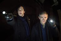 Sherlock – Sherlock Holmes (Benedict Cumberbatch, li.) und sein Assistent und Freund John Watson (Martin Freeman) suchen in einem stillgelegten Tunnel der Londoner U-Bahn nach einer Bombe.