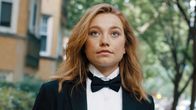 Princess Cyd – Für das Soiree ihrer Tante Miranda hat sich Cyd (Jessie Pinnick) stilvoll gekleidet.