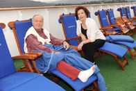 Das Traumschiff – Dr. Schröder (Horst Naumann) macht an Bord die Bekanntschaft von Ellen (Karin Dor), die Schwester von Kapitän Paulsen.