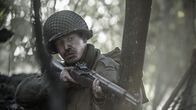 Hitlers letzter Widerstand – REENACTMENT- Der amerikanische Gefreite Pedro Cano rückt vorsichtig im Hurtgenwald vor. Gespielt von: Marcel Faucheret. (Holdout II Productions Inc./Liam Herring)